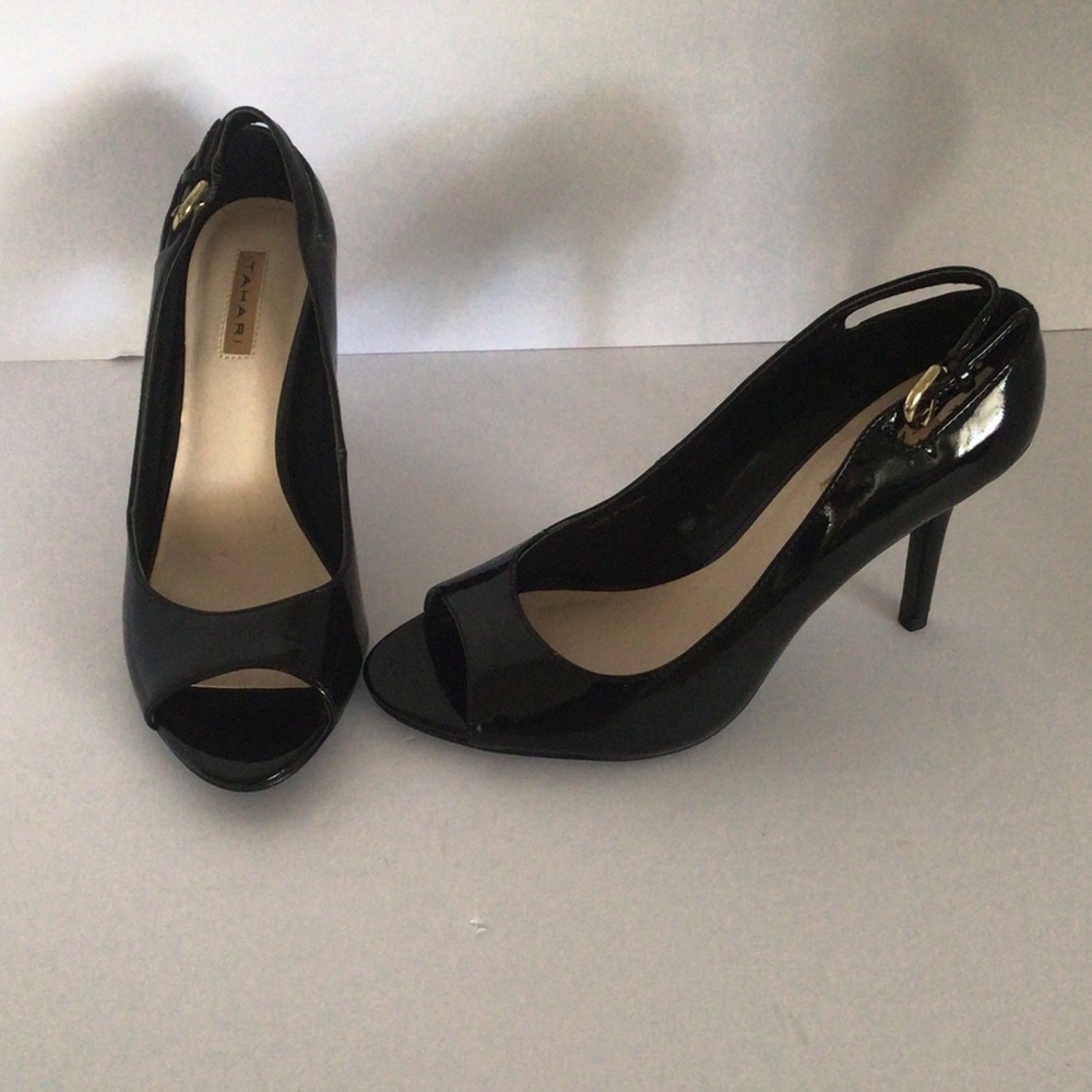 🛍️🛍️ TAHARI 🛍️🛍️.          Black Patent Peep-Toe Heels